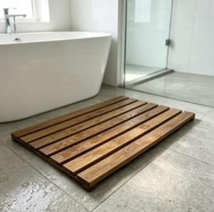 Plateau <span class=keywords><strong>de</strong></span> bain en bambou extensible, support <span class=keywords><strong>de</strong></span> bain spa, étagère <span class=keywords><strong>de</strong></span> <span class=keywords><strong>pont</strong></span> <span class=keywords><strong>de</strong></span> bain, porte-livre et porte-verre à vin pour salle <span class=keywords><strong>de</strong></span> bain, hôtel <span class=keywords><strong>de</strong></span> luxe, vente en gros, OEM personnalisé - Product Image 2