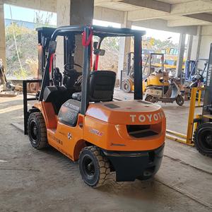 מלגזה משומשת של טויוטה עם זרוע תלת-מוטית עם הזזה צידית למכירה מלגזת טויוטה FD30 משומשת - Product Image 1