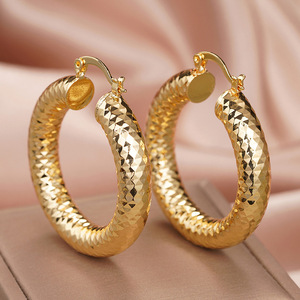 Orecchini a Cerchio Chunky per Donne, Design con Motivo a Diamante, Gioielli di Moda Unici e Distintivi - Product Image 6