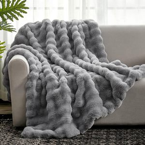 Couverture de luxe double couche en fausse fourrure de lapin, ultra douce, à bulles circulaires, idéale pour les siestes au bureau et comme couvre-canapé - Product Image 1