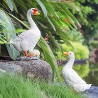 Simulation d'aménagement paysager extérieur Statue de canard en résine imperméable et écologique avec lumière solaire extérieure Ornement de jardin