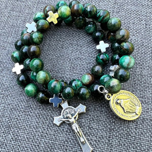 Bracelet <span class=keywords><strong>de</strong></span> prière en fil <span class=keywords><strong>de</strong></span> mémoire en acier inoxydable personnalisé avec pierre précieuse émeraude et pendentif crucifix Saint-Benoît - Product Image 2