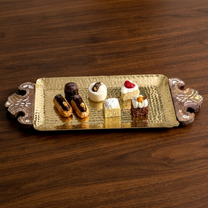 Plateau à chocolats de style artisanal avec design martelé et couvercle transparent, conçu pour les chocolats, desserts et friandises d'événements de luxe - Product Image 1