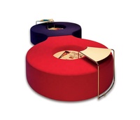 Canapé rond de style hôtel luxueux et antique avec table basse