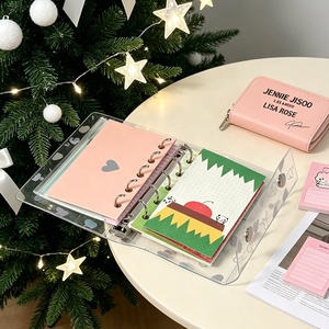 Carnet de notes A6/A7 holographique en forme de cœur, nouveau design, faible quantité minimale de commande, en PVC transparent, rechargeable à 6 anneaux, avec 2 boutons-pression et système d'enveloppes pour espèces - Product Image 2