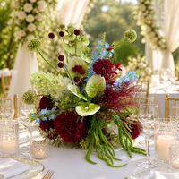 Centre de table de mariage élégant et coloré, boule florale luxurante bordeaux et verte, arrangement de fleurs artificielles pour la décoration de réception