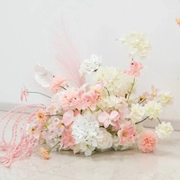 Décoration de toile de fond de mariage extérieure de luxe en soie rose, blanche, roses, hortensias et herbe de la pampa, centre de table, arrangement floral en boule