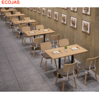 Ensemble table et chaises de restaurant minimaliste avec finition en bois naturel pour projets de cafés commerciaux