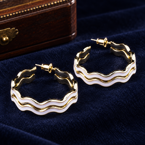 Orecchini a Goccia con Effetto Ondulato per Donne, Design Versatile, Gioielli di Tendenza - Product Image 4