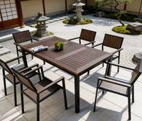 Ensemble de table à manger d'extérieur moderne, meubles de patio avec structure en bois composite WPC imperméable et cadre en métal pour utilisation en jardin