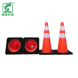 Cône de signalisation routière de sécurité de 700 mm (28 pouces) en PVC rouge-orange avec matériau réfléchissant pour la sécurité routière - Product Image 2