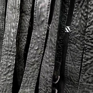 Ceinture unisexe à boucle ardillon en cuivre artisanale Pioneer, style punk texturé foncé, avec finition plastique effet cicatrice et motif hanche de cheval - Product Image 3