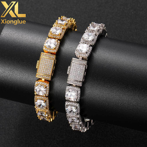 สร้อยข้อมือฮิปฮอปทรงสี่เหลี่ยมประดับเพชรซิคอนชุบทอง 18K แบบกล่องล็อค ดีไซน์คลัสเตอร์แบบ Iced Out - Product Image 3