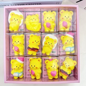 Lote de 24 Llaveros Blandos de Galleta, Juguete Antiestrés de Rebote Lento, Lindos Diseños de Dibujos Animados, Gadget para Aliviar el Estrés, Empaquetado en Caja - Product Image 3