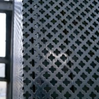 Maille métallique perforée en acier inoxydable polyvalente, disponible en divers motifs et finitions pour une utilisation intérieure et extérieure