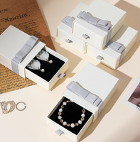 Boîte Cadeau Portable pour Bijoux et Montres avec Tiroir pour Bagues, Boucles d'Oreilles, Pendentifs, Bracelets - Boîte en Papier Rigide avec Décoration Nœud