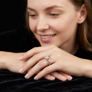 Anillo de Compromiso de Lujo con Diamante Cultivado en Laboratorio Chapado en Oro Rosa, con Halo y Tallo Trenzado para Mujer - Product Image 1