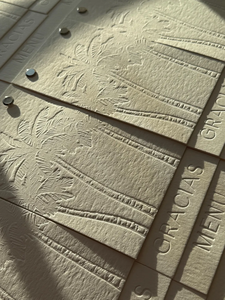 Menú de Boda Hecho a Mano en Papel de Algodón con Textura Natural de Palmera, con Grabado en Relieve, Estilo Costero para su Evento - Product Image 5