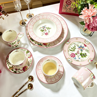 Service de table élégant en porcelaine fine à motifs floraux, assiettes en céramique rose à bord doré, parfait pour les cadeaux de mariage, le thé de l'après-midi et les banquets
