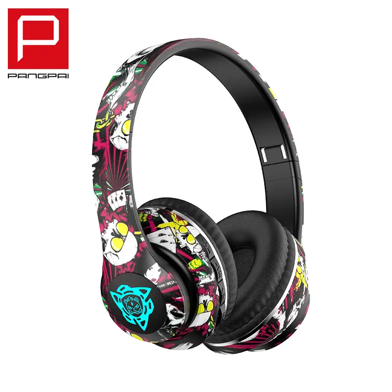 Wireless game headset stereo graffiti ear-mounted wireless headset 3.5 round hole socket can be inserted into the memory card