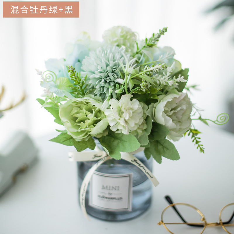 ขวดสีดำลายดอกโบตั๋นสีเขียว