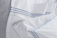 Parure de draps en coton blanc uni King avec bordure brodée triple couture, résistante aux plis, pour l'hôtellerie et la maison