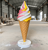 Sculpture géante personnalisée en fibre de verre simulée en forme de crème glacée pour la décoration de magasin de crème glacée