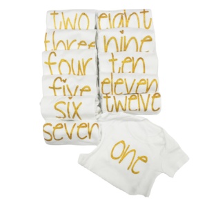 Conjunto de regalo de ropa de bebé recién nacido al por mayor: Body de algodón 100% con estampado dorado y peleles, para empaque en caja o venta a granel. - Product Image 4