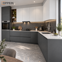 Cuisine en L sur mesure OPPEIN, moderne, blanc et gris foncé, avec panneaux plats et plan de travail en quartz, pour projet résidentiel