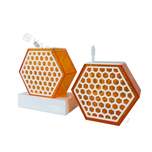 Nouveauté : Plat à miel hexagonal moderne personnalisé en acrylique orange et blanc pour cadeau Judaica - Product Image 1