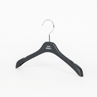Cintres pour enfants en plastique moulé par injection de haute qualité et robustes pour les magasins de vêtements, design gain de place
