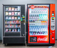 Distributeur automatique de boissons et de snacks avec système de refroidissement à grande capacité