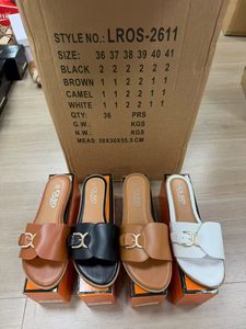 Zapatos de mujer en stock, mules de punta cerrada, sandalias planas de PU con herrajes dorados, pantuflas casuales, liquidación de excedentes, venta al por mayor, listos para enviar - Product Image 2