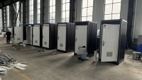 Cabine de toilettes portable de luxe en structure acier pour extérieur, avec douche de camping intégrée