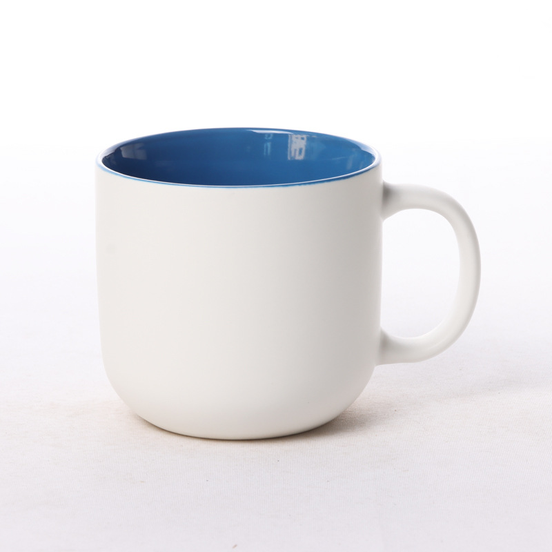 Azul brillante por dentro, blanco mate por fuera