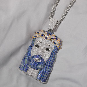 Colgante de Jesús Gigante UWIN Hip Hop, Completamente Cubierto de Piedras Preciosas, con Corona Bicolor y Circonitas Azules - Product Image 2