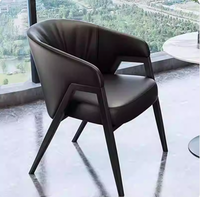 Fauteuil de salle à manger moderne italien, portable, imperméable, avec siège en cuir souple et dossier incurvé évidé, idéal pour la maison, l'hôtel et la chambre d'hôtes.