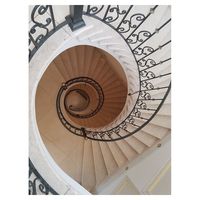 Escalier Courbé Moderne de Luxe avec Cadre en Acier Carbone et Garde-Corps en Verre Durable – Conception pour Intérieur de Condominium