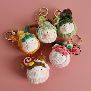 Venta al por mayor de llaveros modernos hechos a mano, súper lindos, de animales de ganchillo, colgantes decorativos, muñecos de frutas, regalo de Pascua y cumpleaños - Product Image 1