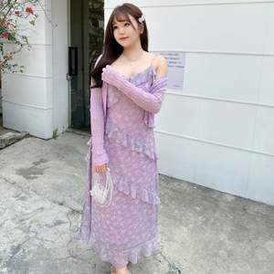 Vestido Runqi N8705 Morado con Estampado Floral, Cuello en V con Volantes, Corte en A, Talla Grande para Mujer, Vestido de Cóctel con Cintura Imperio - Product Image 3