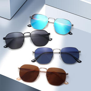 Lunettes de soleil polarisées Kangchen pour femme, monture noire, verres TAC UV400, protection solaire classe 2, idéales pour les voyages et la mode - Product Image 4