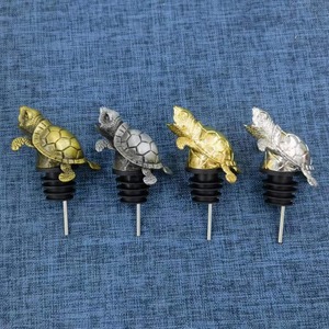 Versatore per Vino a Forma di Tartaruga Marina, Tappo per Bottiglia in Metallo con Aeratore e Beccuccio Antigoccia in Gomma per Bottiglie di Vino e Liquori - Product Image 2