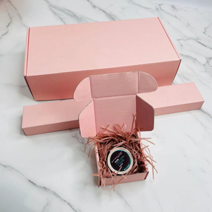 Caja de Envío de Lujo Rosa con Logotipo Dorado Impreso, Caja de Cartón Corrugado Personalizada para Extensiones de Cabello, Cosméticos y Otros Productos - Product Image 3
