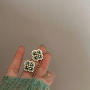 Nouvelles Boucles d'Oreilles Clous en Alliage Haut de Gamme pour Femmes, Motif Floral Classique et Perles d'Imitation, Bijoux de Niche Luxe Léger, Collection 2025 - Product Image 4