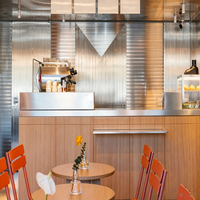 Comptoir à café en bois design avec éclairage LED pour centre commercial, mobilier de présentation et aménagement de magasin de bubble tea tendance et coloré