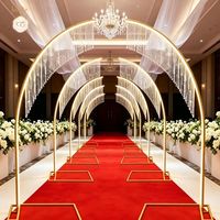 Arche de mariage dorée en métal avec rideau de cristaux et bande lumineuse LED pour la décoration de l'allée, la scène de mariage et les arrangements floraux de festival