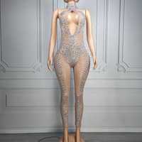 Combinaison de scène élégante pour femme Ocstrade, en maille argentée scintillante avec strass, coupe halter et jambes fines, idéale pour les spectacles et concours