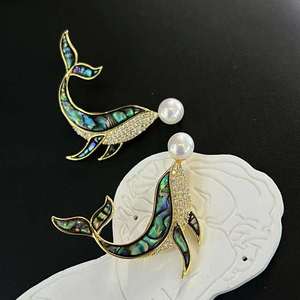 Broche de Delfín con Incrustaciones de Concha de Abulón Natural, Perla de Agua Dulce Natural de Alta Calidad de 8-8.5 mm, Chapado en Oro, Grado AAAA, Diseño Moderno - Product Image 2