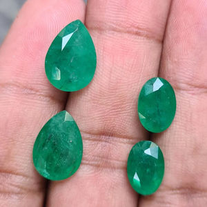 Cuarzo sintético zambiano natural corte ovalado verde facetado pares de piedras preciosas para la fabricación de joyas producto a granel personalizado - Product Image 1