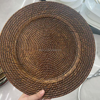 Assiette de présentation ronde en plastique couleur noyer rustique Nika Wholesale pour événements de mariage et traiteur